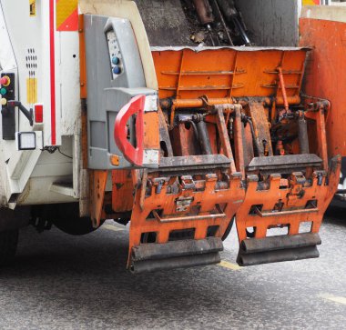 Bir çöp kamyonu çöp atık toplama için