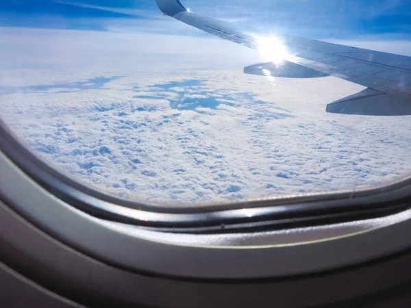 Céu Azul Com Nuvens Vistas Uma Janela Avião — Fotografia de Stock
