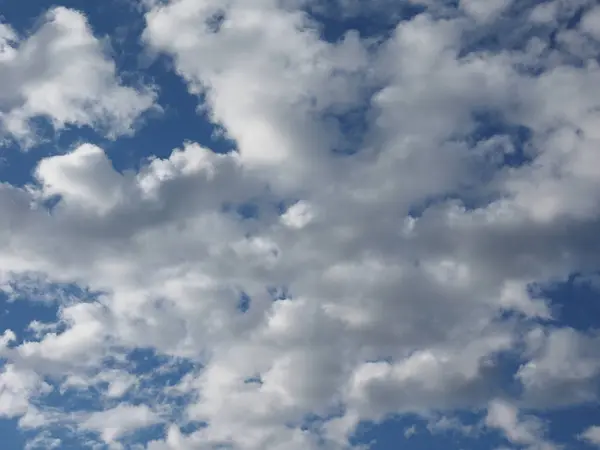 Cielo Azul Con Nubes Útiles Como Fondo — Foto de Stock