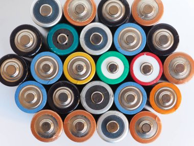 Birçok Aa pil (aka çift A) elektronik cihazlar için