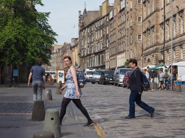 Edinburgh, İngiltere - Haziran 2018 yaklaşık: Royal Mile insanlar