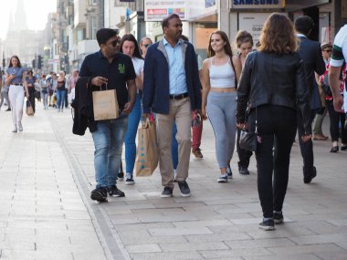 Edinburgh, İngiltere - Haziran 2018 yaklaşık: İnsanlarda Princes Caddesi