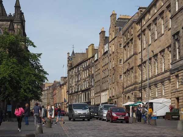 Edinburgh, İngiltere - Haziran 2018 yaklaşık: Royal Mile insanlar