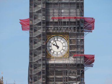 Big Ben, Parlamento Binası 'nda çalışıyor. Nam-ı diğer Londra' daki Westminster Sarayı.