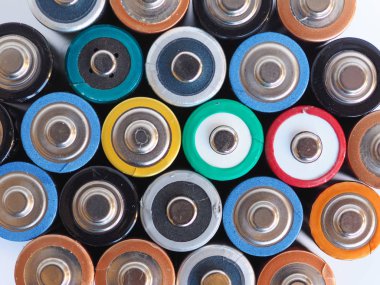 Birçok Aa pil (aka çift A) elektronik cihazlar için