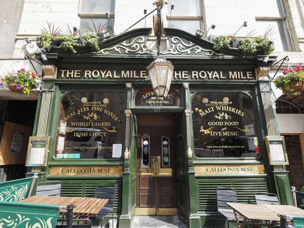 Edinburgh, İngiltere - Haziran 2018 yaklaşık: Royal Mile halk evi