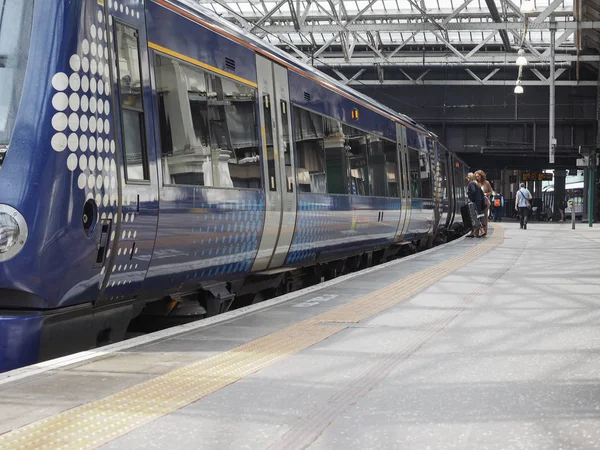 Edinburgh, İngiltere - Haziran 2018 yaklaşık: Trenler Edinburgh Waverly Tren İstasyonu