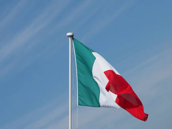 イタリアの国旗 ヨーロッパの青い空 — ストック写真