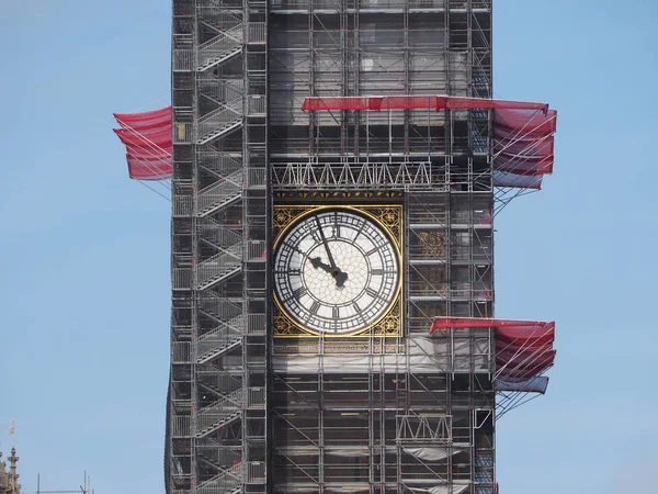 Big Ben, Parlamento Binası 'nda çalışıyor. Nam-ı diğer Londra' daki Westminster Sarayı.