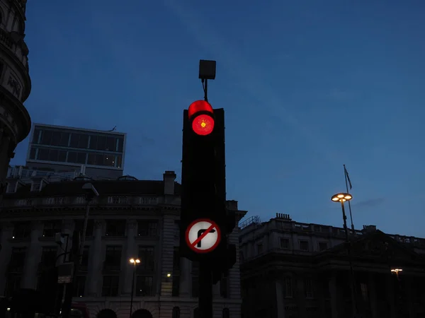 Ampel Rot Stopp Bedeutet Blick Die Dunkelblaue Stunde Vor Sonnenuntergang — Stockfoto