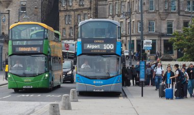 Edinburgh, İngiltere - Haziran 2018 yaklaşık: Servis otobüsü 100 Airlink Edinburgh Airport için aradı.