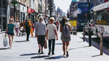 Glasgow, İngiltere - Haziran 2018 yaklaşık: İnsanlar şehir merkezi