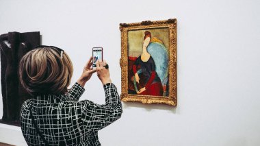 Yaklaşık Haziran 2018 - Londra, İngiltere: Tate Modern Sanat Galerisi South Bank güç istasyonu ziyaretçi