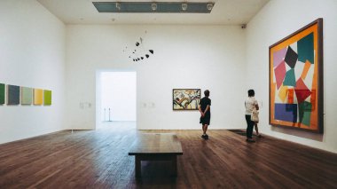 Yaklaşık Haziran 2018 - Londra, İngiltere: Tate Modern Sanat Galerisi South Bank güç istasyonu ziyaretçi