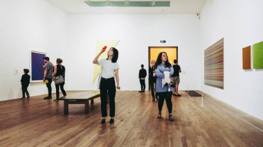 Yaklaşık Haziran 2018 - Londra, İngiltere: Tate Modern Sanat Galerisi South Bank güç istasyonu ziyaretçi