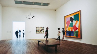 Yaklaşık Haziran 2018 - Londra, İngiltere: Tate Modern Sanat Galerisi South Bank güç istasyonu ziyaretçi