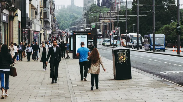 Edinburgh, İngiltere - Haziran 2018 yaklaşık: İnsanlarda Princes Caddesi