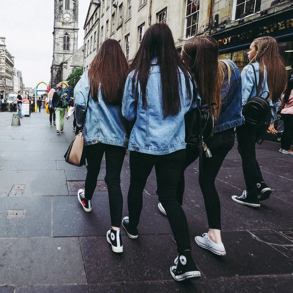 Edinburgh Storbritannien Circa Juni 2018 Flickor Royal Mile — Stockfoto