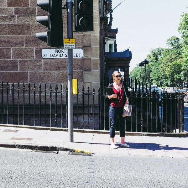 Edinburgh Verenigd Koninkrijk Circa Juni 2018 Vrouw Het Centrum Van — Stockfoto