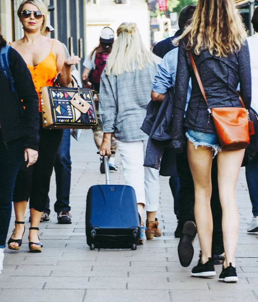 Edinburgh, İngiltere - Haziran 2018 yaklaşık: Princes Street, film tahıl ve sinematik renkler moda kadınlarda