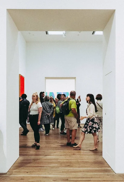 Yaklaşık Haziran 2018 - Londra, İngiltere: Tate Modern Sanat Galerisi South Bank güç istasyonu ziyaretçi