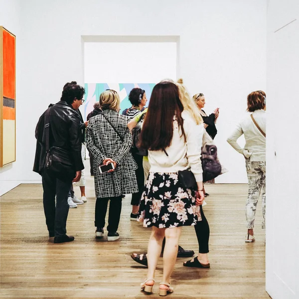 Londyn Około Czerwca 2018 Odwiedzający Tate Modern Art Gallery South — Zdjęcie stockowe