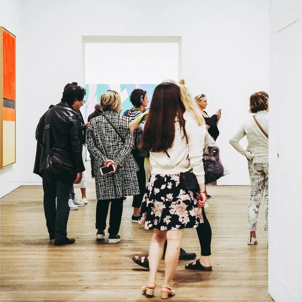 Yaklaşık Haziran 2018 - Londra, İngiltere: Tate Modern Sanat Galerisi South Bank güç istasyonu ziyaretçi