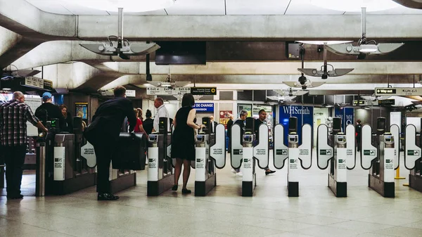 Londra, İngiltere - Haziran 2018 yaklaşık: Westminster Metro İstasyonu