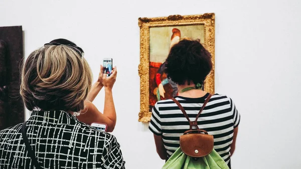 Yaklaşık Haziran 2018 - Londra, İngiltere: Tate Modern Sanat Galerisi South Bank güç istasyonu ziyaretçi