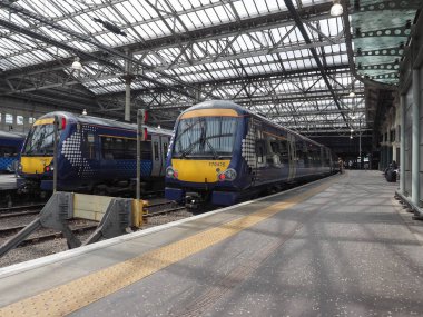 Edinburgh, İngiltere - Haziran 2018 yaklaşık: Trenler Edinburgh Waverly Tren İstasyonu