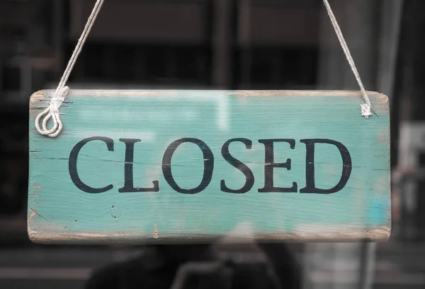 Geschlossenes Schild Einem Schaufenster Mit Reflexionen — Stockfoto