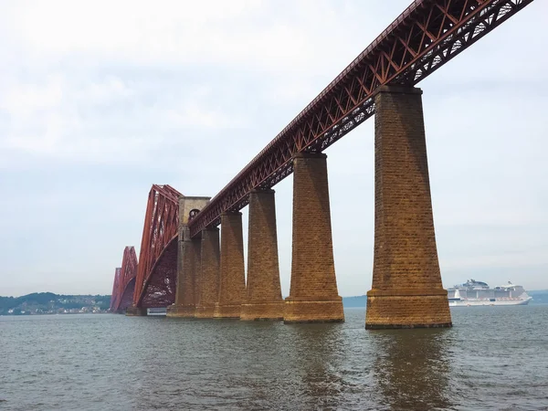 フォース橋 片持梁などの湾を渡る鉄道橋は 英国エジンバラ 1882 年に建て — ストック写真