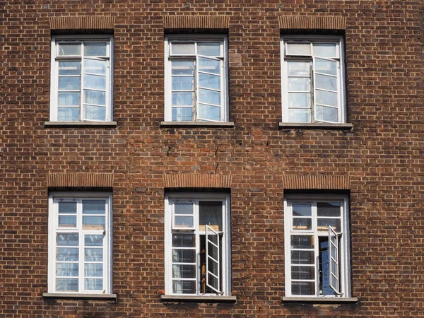 Traditionele Britse Huis Gevel Met Rode Bakstenen Witte Ramen — Stockfoto