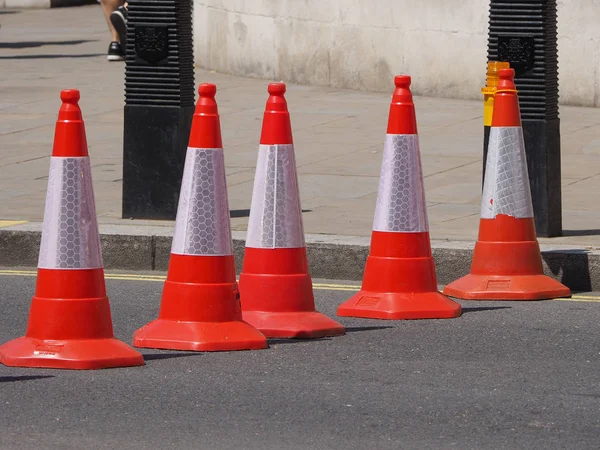 交通锥 用以标示道路工程或临时阻碍交通标志 — 图库照片
