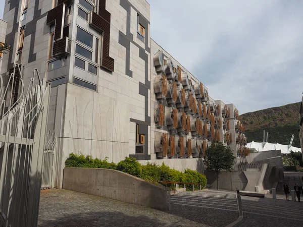 Edinburgh, İngiltere - Haziran 2018 yaklaşık: İskoç Parlamentosu (aka Parlamaid na h-Alba Gal Dili)