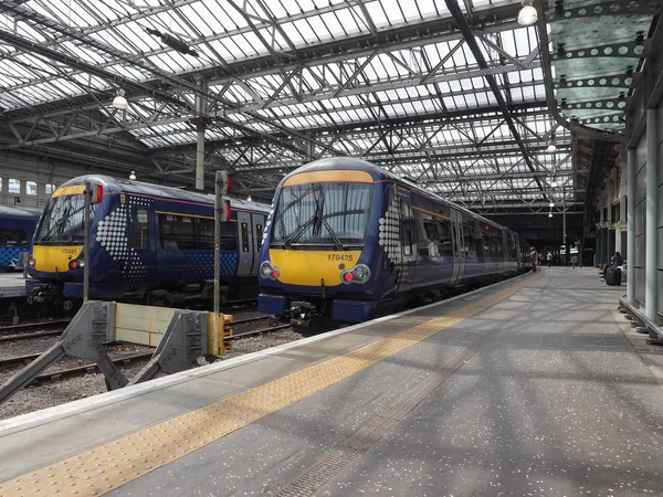 Edinburgh, İngiltere - Haziran 2018 yaklaşık: Trenler Edinburgh Waverly Tren İstasyonu