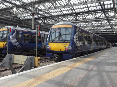 Edinburgh, İngiltere - Haziran 2018 yaklaşık: Trenler Edinburgh Waverly Tren İstasyonu