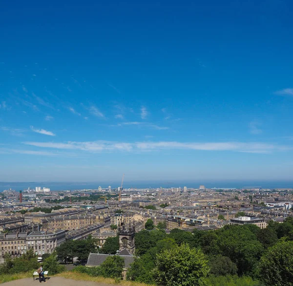 Edinburgh, İngiltere - Haziran 2018 yaklaşık: Calton Hill gördün şehrin havadan görünümü