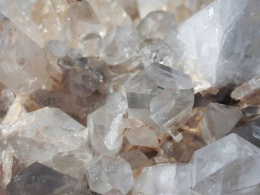 Kuvars mineral kristalleri, silikon ve oksijen atomlarının yapılan