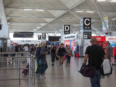 Stansted, İngiltere - Haziran 2018 yaklaşık: Londra Stansted Havaalanı Tasarım Mimar Lord Norman Foster tarafından gezginler