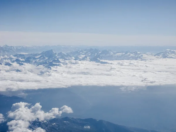 阿尔卑斯山的空中看法在边界在意大利法国和瑞士之间 — 图库照片