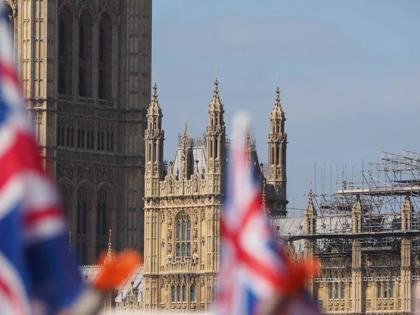 イギリスのロンドンで別名ウェストミン スター宮殿国会議事堂 フォア グラウンドでユニオン ジャック フラグ 背景に焦点を当てる — ストック写真