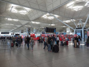 Stansted, İngiltere - Haziran 2018 yaklaşık: Londra Stansted Havaalanı Tasarım Mimar Lord Norman Foster tarafından gezginler