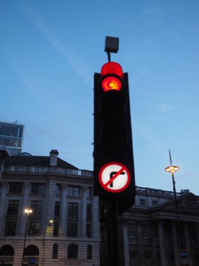 Trafik işareti kırmızı ışık anlamı dur. Gün batımından önce mavi twilight saat göster