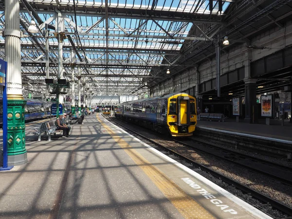 Edinburgh, İngiltere - Haziran 2018 yaklaşık: Trenler Edinburgh Waverly Tren İstasyonu