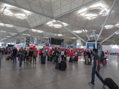 Stansted, İngiltere - Haziran 2018 yaklaşık: Londra Stansted Havaalanı Tasarım Mimar Lord Norman Foster tarafından gezginler