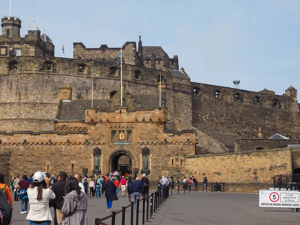 Edinburgh Circa June 2018 Туристы Посещающие Эдинбургский Замок — стоковое фото