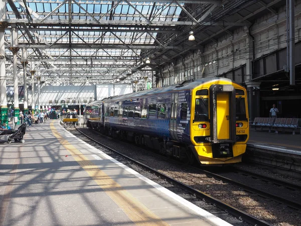 Edinburgh, İngiltere - Haziran 2018 yaklaşık: Trenler Edinburgh Waverly Tren İstasyonu