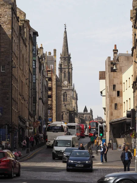 Edinburgh, İngiltere - Haziran 2018 yaklaşık: Royal Mile insanlar