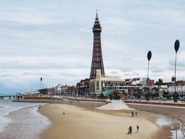 Blackpool, İngiltere - Haziran 2016 yaklaşık: Blackpool Pleasure Beach resort ve Blackpool Tower Fylde kenarı Lancashire'deki/daki oteller